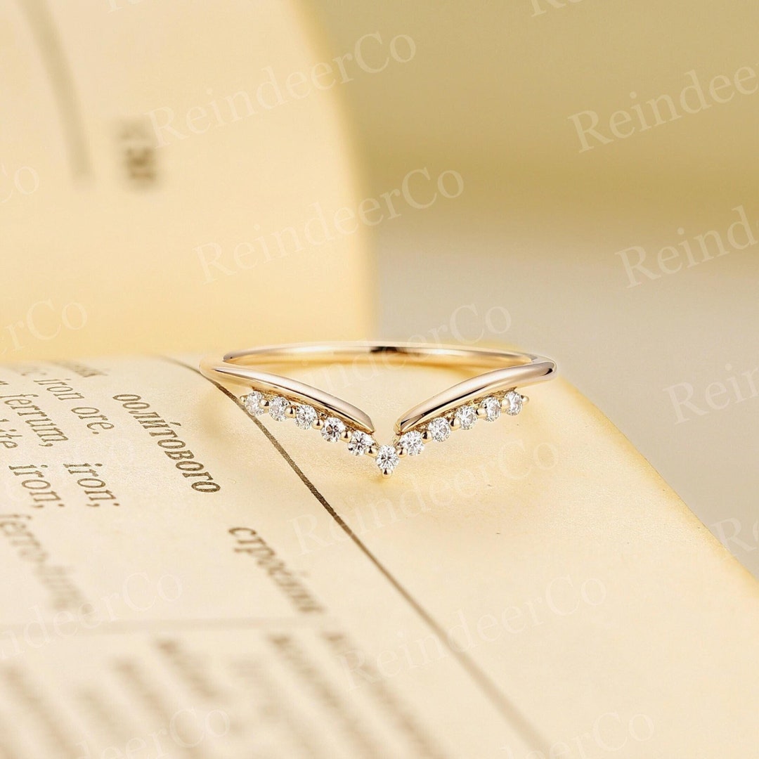 Vintage Curved Moissanite and Diamond Wedding Band in 14K Gold