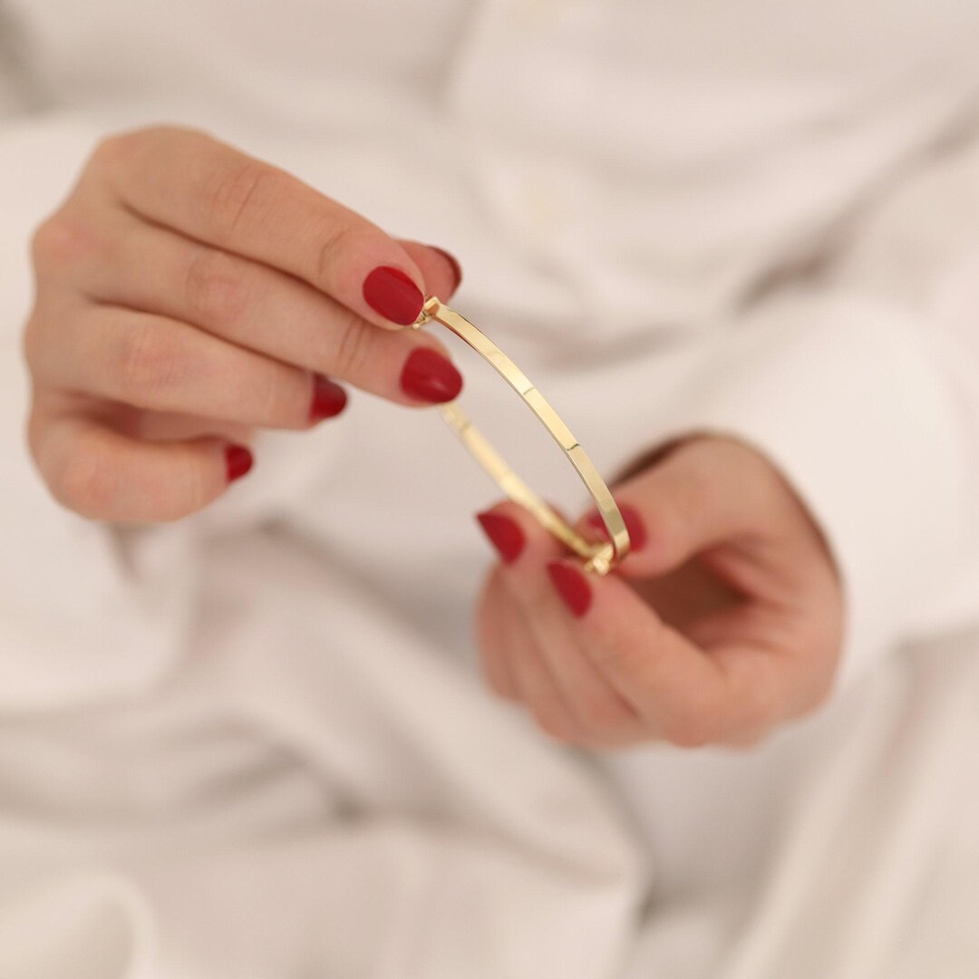 14K Gold Oval Hinged Bangle, 3mm Engraved Cuff